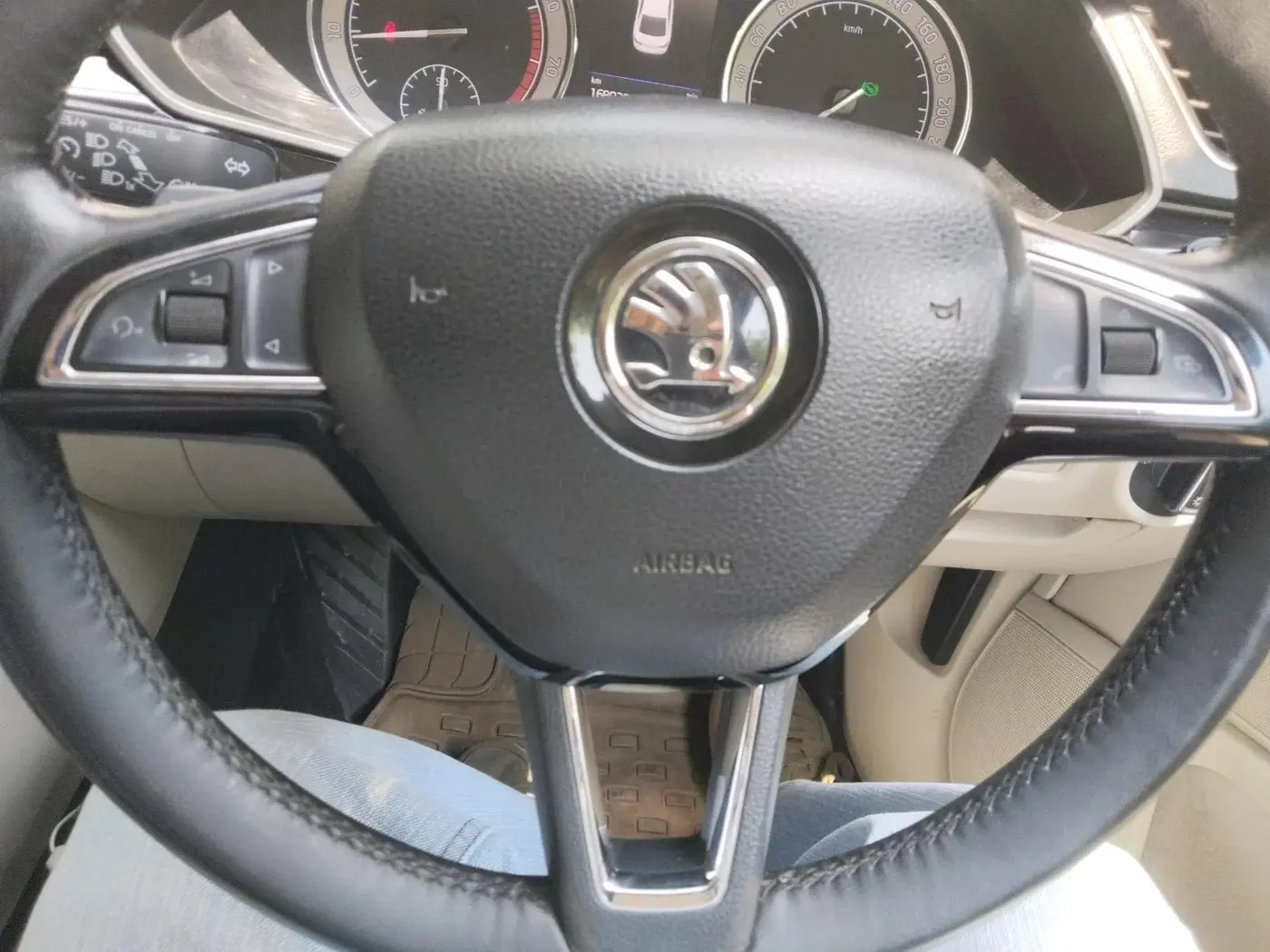 2017 Skoda Superb L&K 1.8 TSI AT, Petrol, Automatic, 1,68,029 km, interior