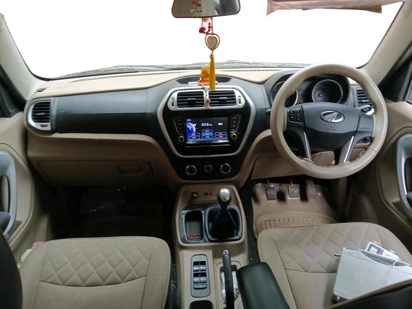 2018 Mahindra TUV300 T10, Diesel, Manual, 61,180 km, interior
