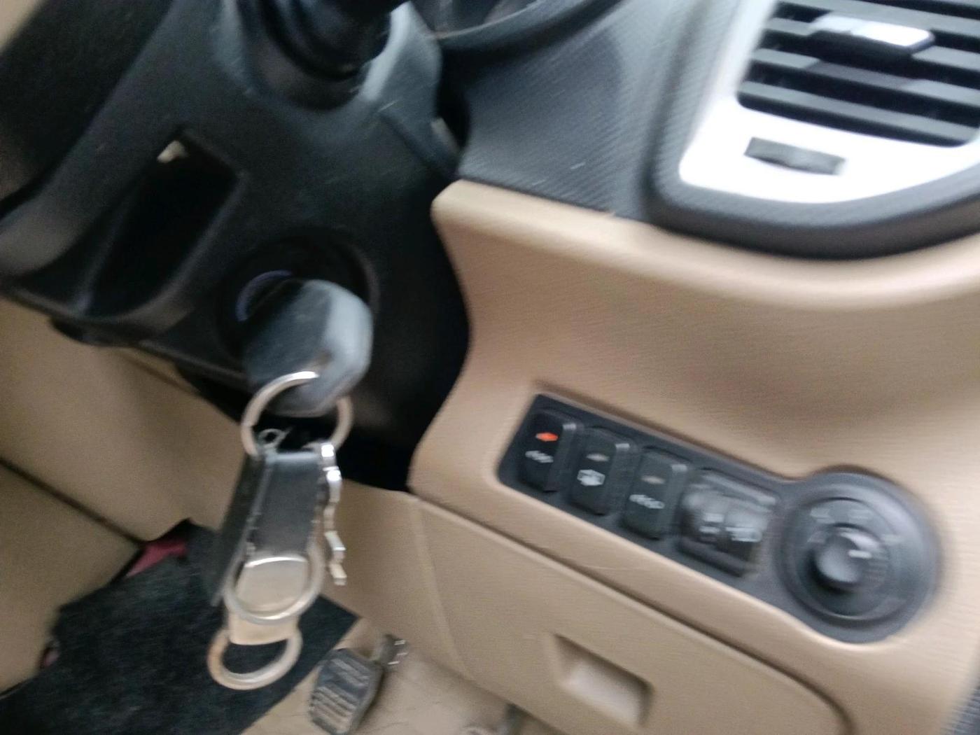 2018 Mahindra TUV300 T10, Diesel, Manual, 61,180 km, interior