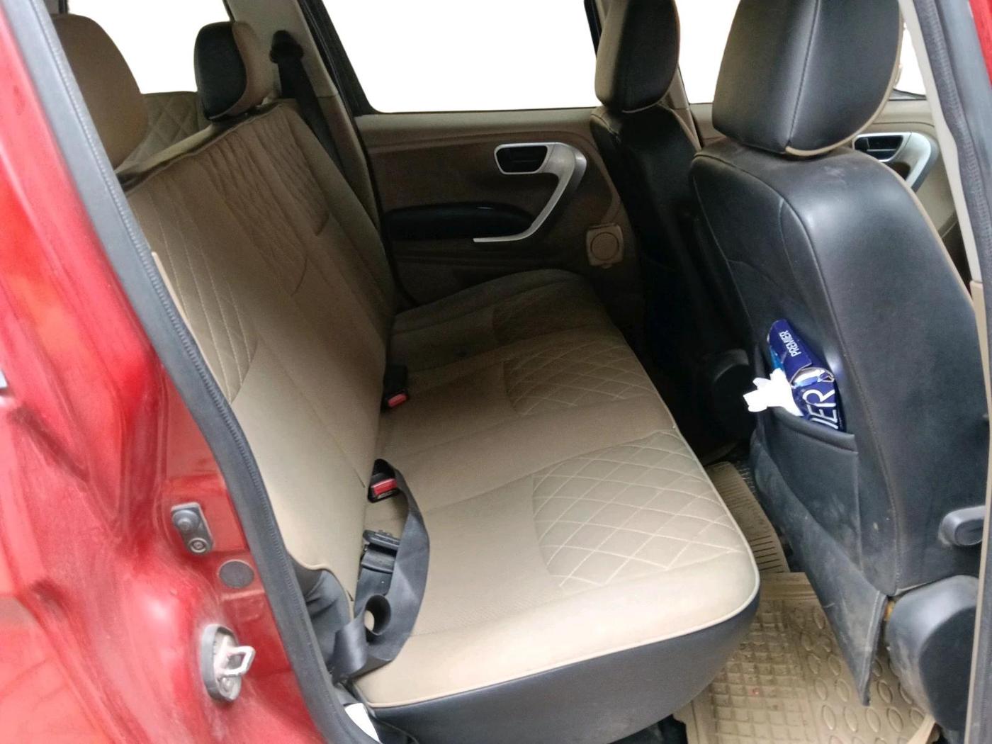 2018 Mahindra TUV300 T10, Diesel, Manual, 61,180 km, interior
