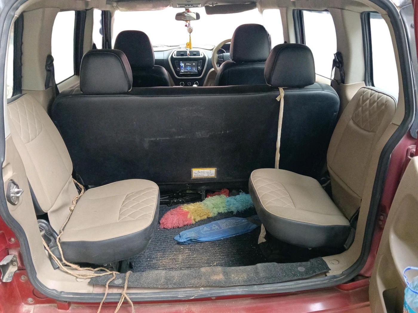 2018 Mahindra TUV300 T10, Diesel, Manual, 61,180 km, interior