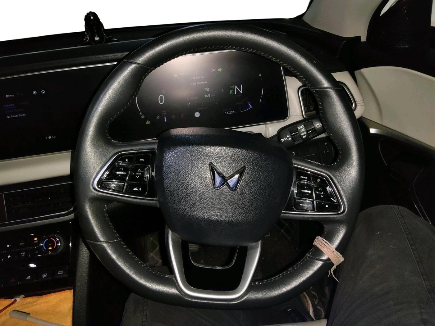 2023 Mahindra XUV700 AX 7 D MT 7 STR, Diesel, Manual, 1,39,207 km, interior