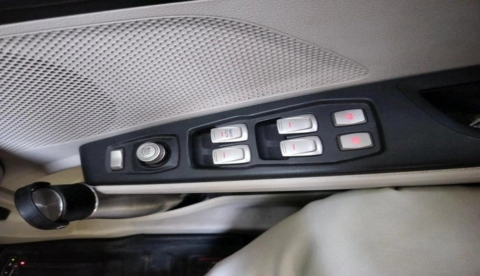 2023 Mahindra XUV300 W4 1.2 PETROL, Petrol, Manual, 1,09,676 km, interior