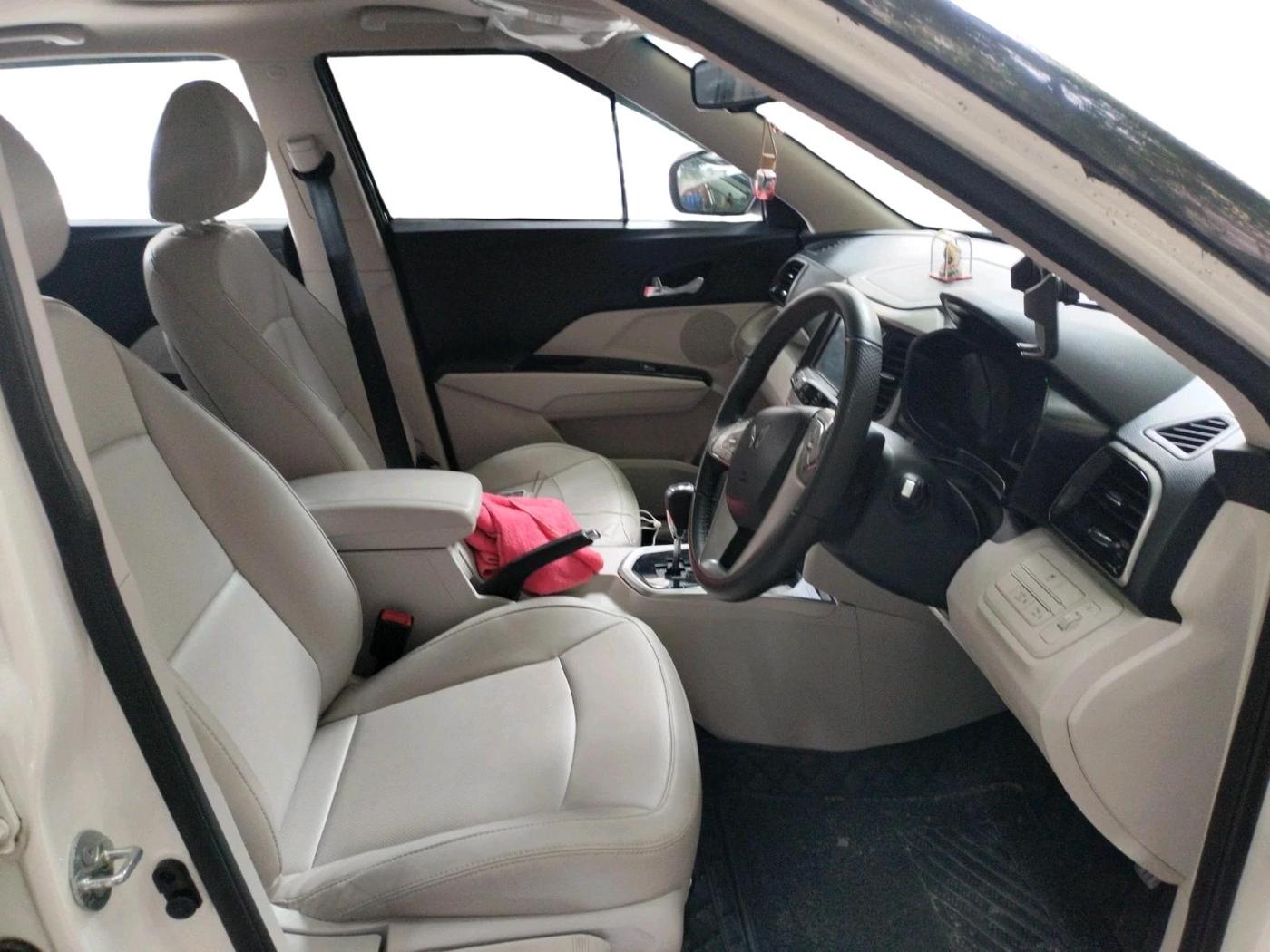 2022 Mahindra XUV300 W8 (O) 1.2 PETROL AMT, Petrol, Automatic, 7,675 km, interior