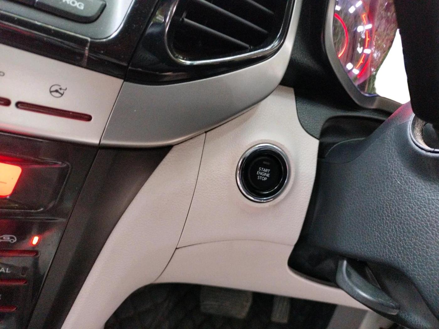 2022 Mahindra XUV300 W8 (O) 1.2 PETROL AMT, Petrol, Automatic, 7,675 km, interior