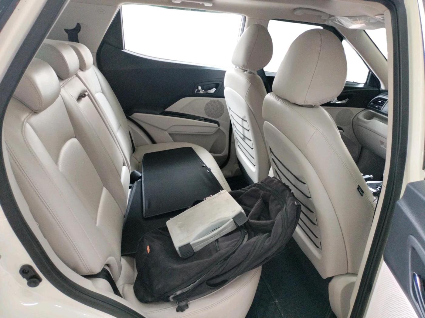 2022 Mahindra XUV300 W8 (O) 1.2 PETROL AMT, Petrol, Automatic, 7,675 km, interior
