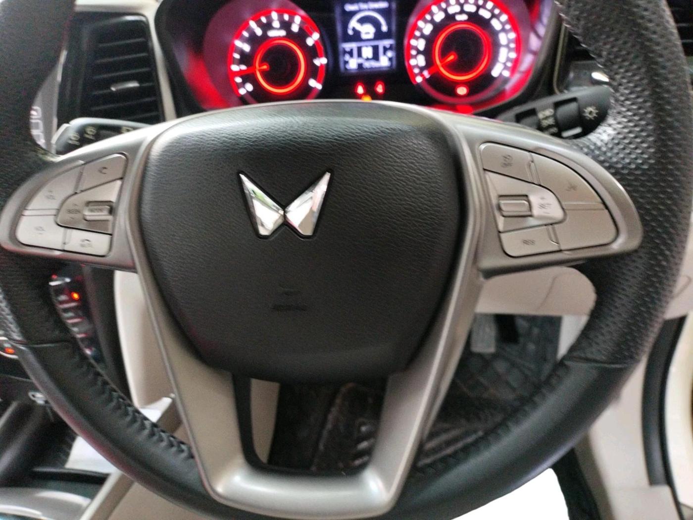 2022 Mahindra XUV300 W8 (O) 1.2 PETROL AMT, Petrol, Automatic, 7,675 km, interior