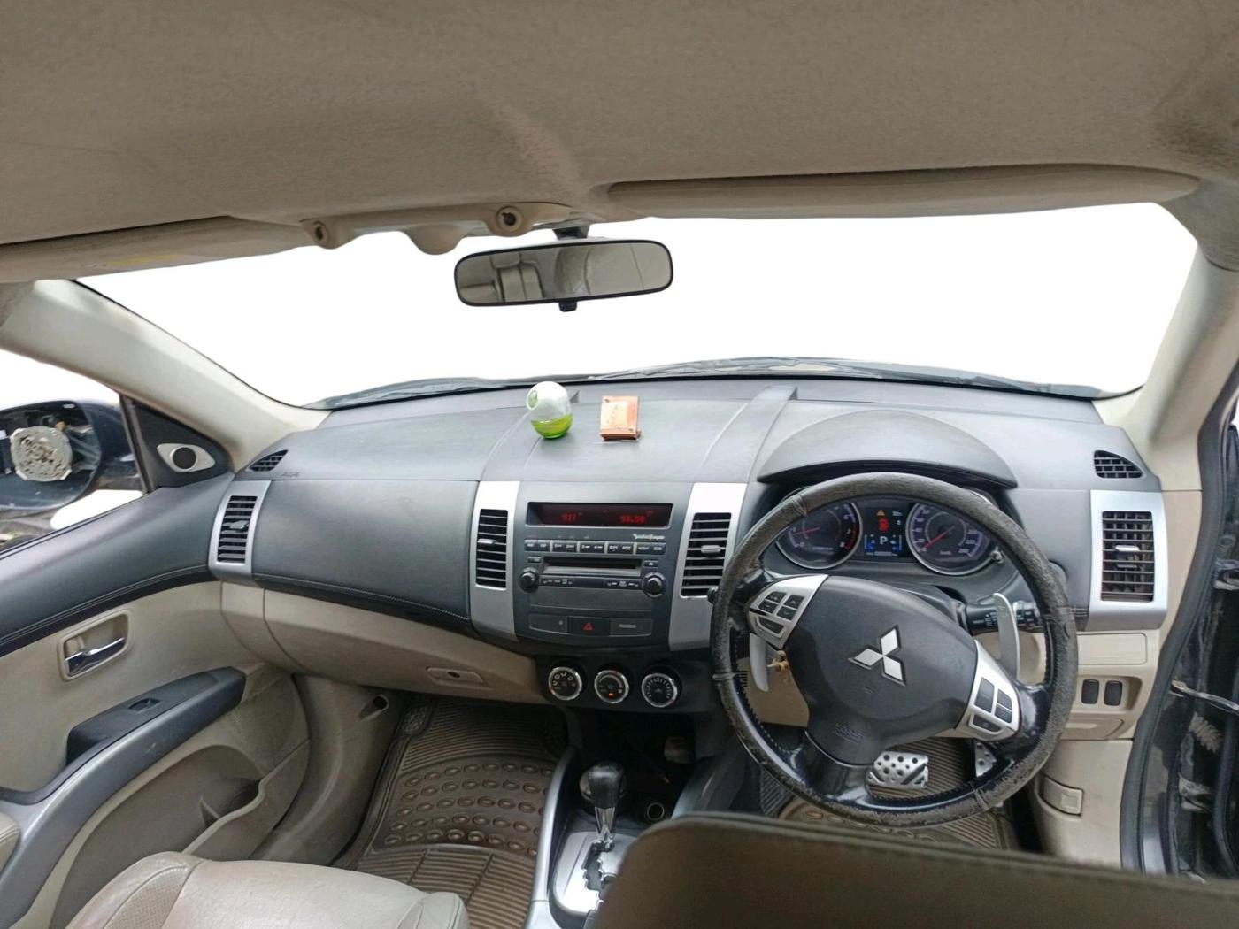 2011 Mitsubishi Outlander 2.4 MIVEC, Petrol, Automatic, 95,556 km, interior