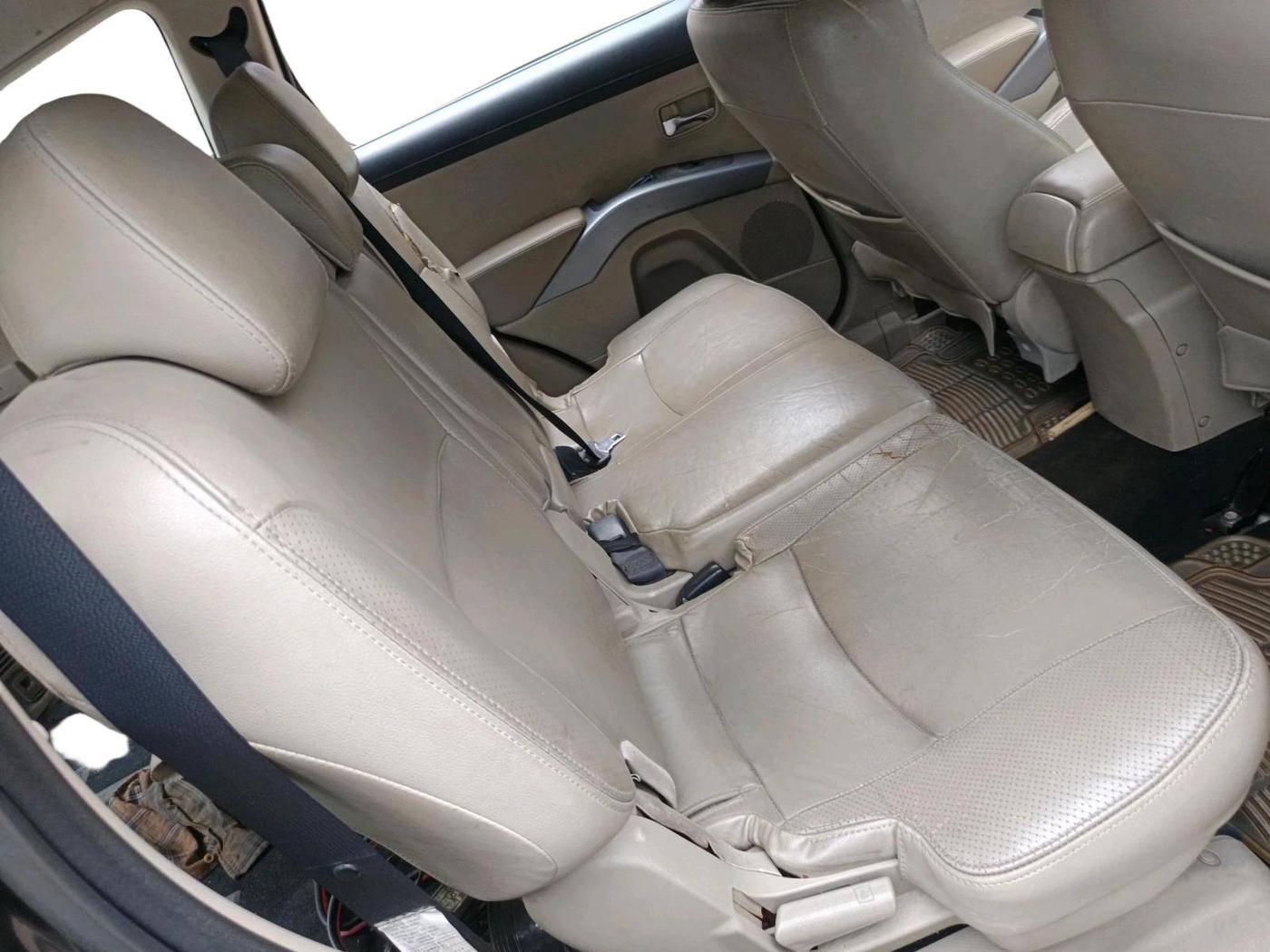 2011 Mitsubishi Outlander 2.4 MIVEC, Petrol, Automatic, 95,556 km, interior