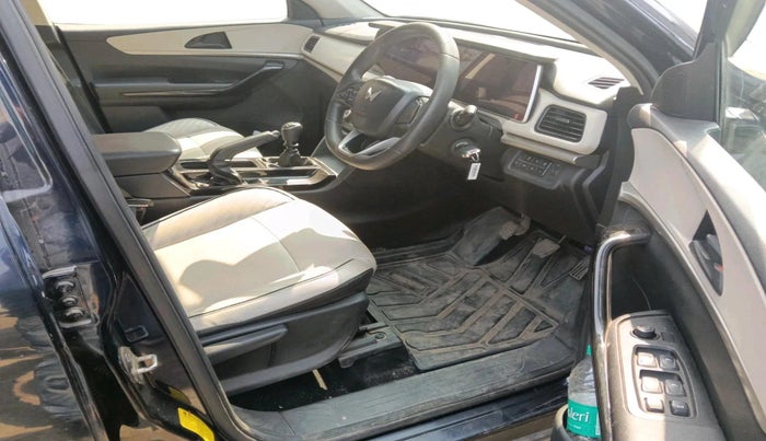 2022 Mahindra XUV700 AX 5 D MT 5 STR, Diesel, Manual, 59,551 km, interior