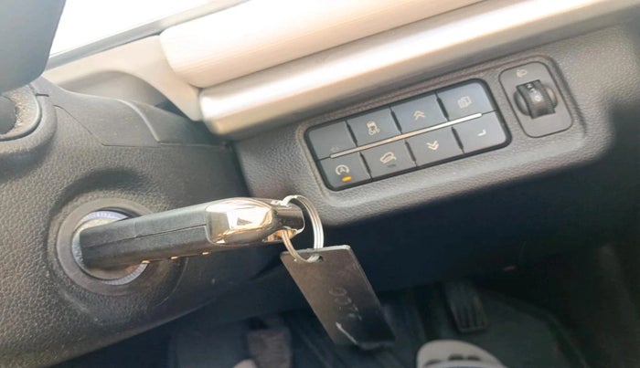 2022 Mahindra XUV700 AX 5 D MT 5 STR, Diesel, Manual, 59,551 km, interior