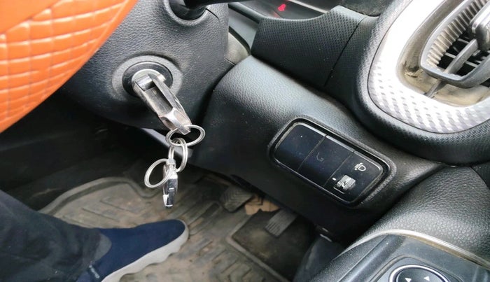 2020 KIA SONET HTE 1.2, Petrol, Manual, 84,111 km, interior