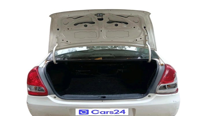 2011 Toyota Etios V, Petrol, Manual, 1,04,699 km, exterior