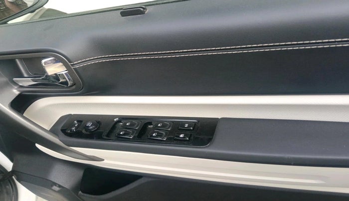 2025 Mahindra Thar Roxx  AX7 L Diesel MT 2WD, Diesel, Manual, 9,663 km, interior