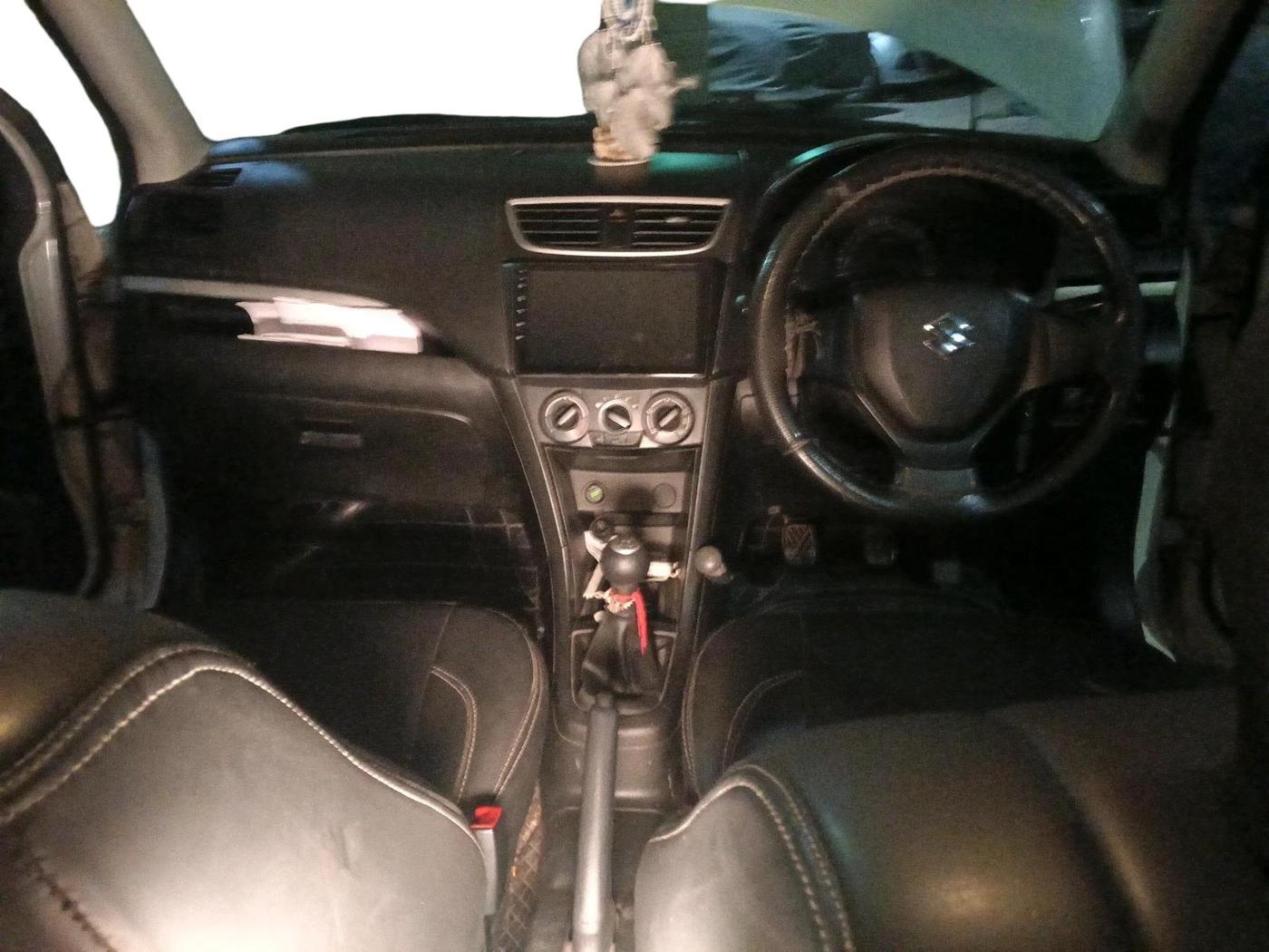 2016 Maruti Swift LXI (O), CNG, Manual, 1,06,071 km, interior