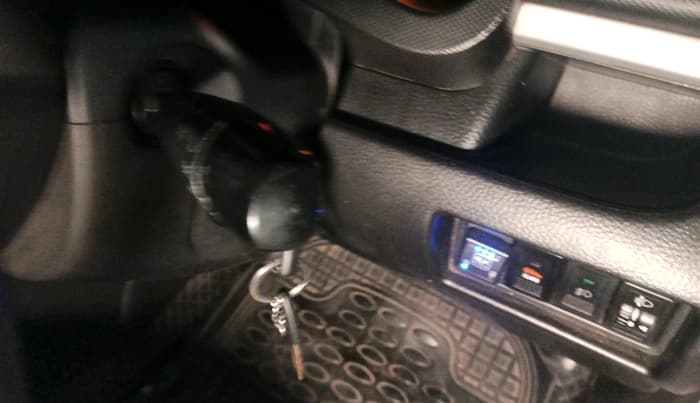 2016 Maruti Swift LXI (O), CNG, Manual, 1,06,071 km, interior
