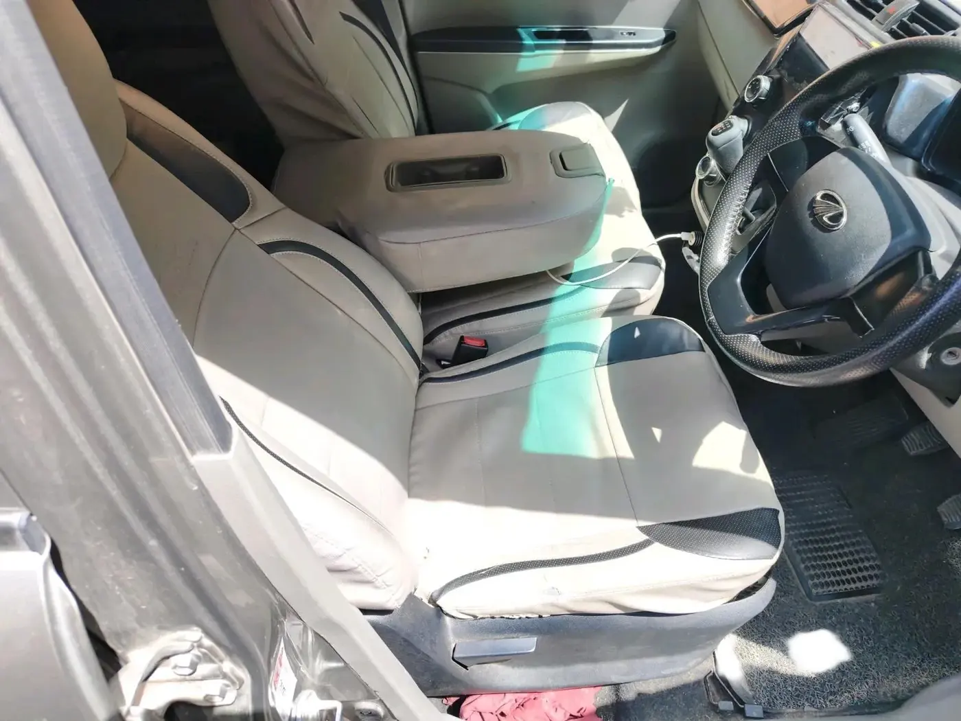 2016 Mahindra Kuv100 K4 D 6 STR, Diesel, Manual, 84,833 km, interior