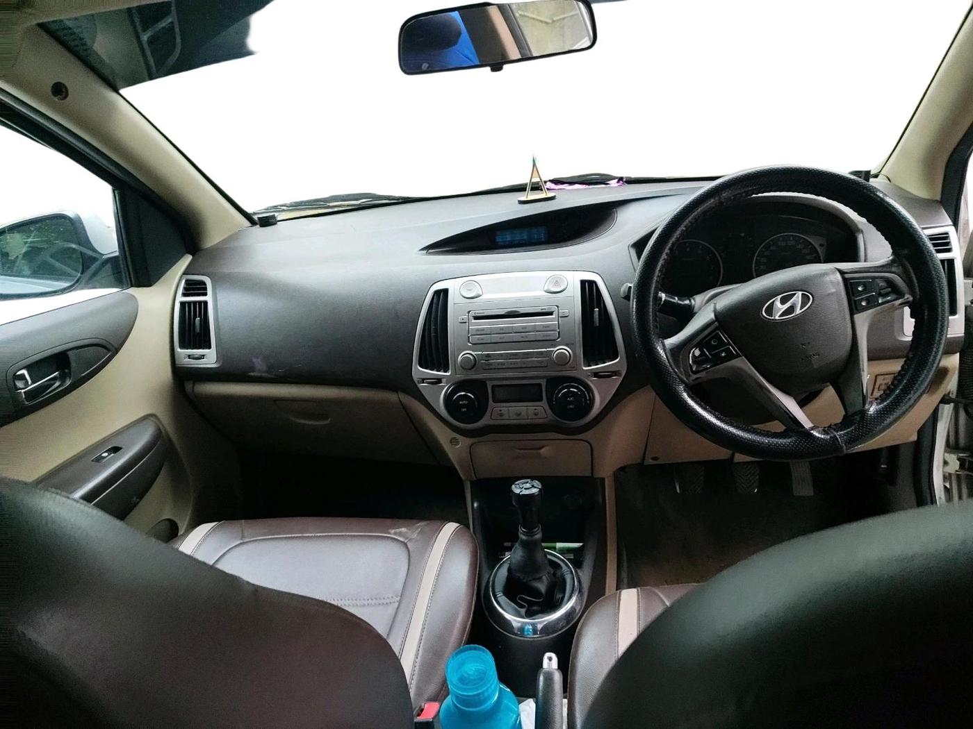 2011 Hyundai i20 SPORTZ 1.2, CNG, Manual, 1,42,381 km, interior