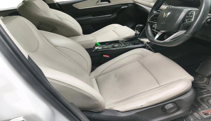 2022 Mahindra XUV700 AX 7 LUXURY D AT 7 STR, Diesel, Automatic, 91,917 km, interior