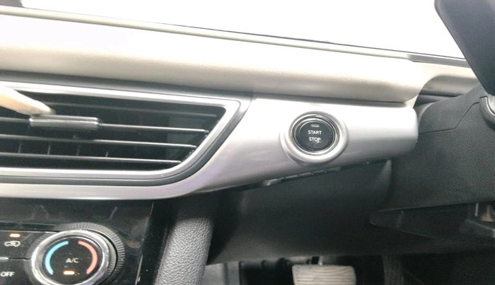 2022 Mahindra XUV700 AX 7 LUXURY D AT 7 STR, Diesel, Automatic, 91,917 km, interior