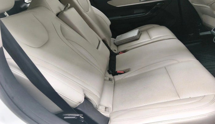 2022 Mahindra XUV700 AX 7 LUXURY D AT 7 STR, Diesel, Automatic, 91,917 km, interior