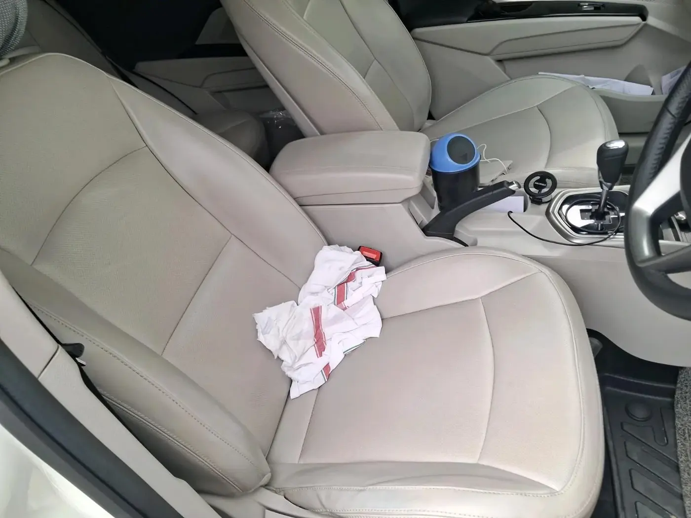 2023 Mahindra XUV300 W8 (O) 1.5 DIESEL AMT, Diesel, Automatic, 33,277 km, interior