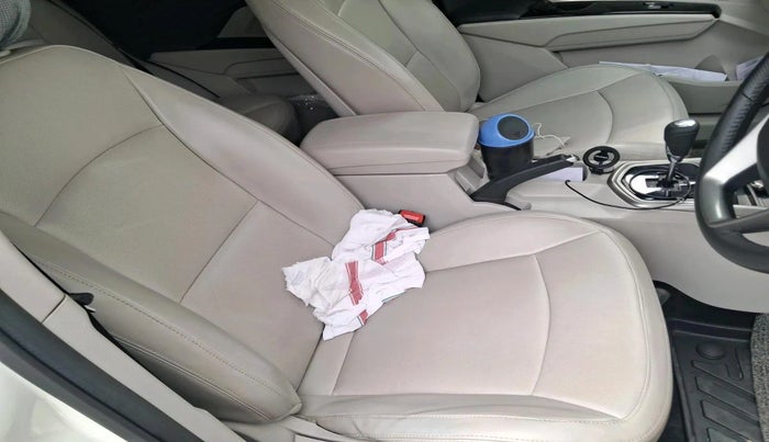 2023 Mahindra XUV300 W8 (O) 1.5 DIESEL AMT, Diesel, Automatic, 33,277 km, interior