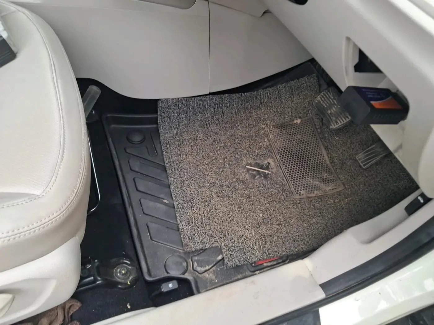 2023 Mahindra XUV300 W8 (O) 1.5 DIESEL AMT, Diesel, Automatic, 33,277 km, interior
