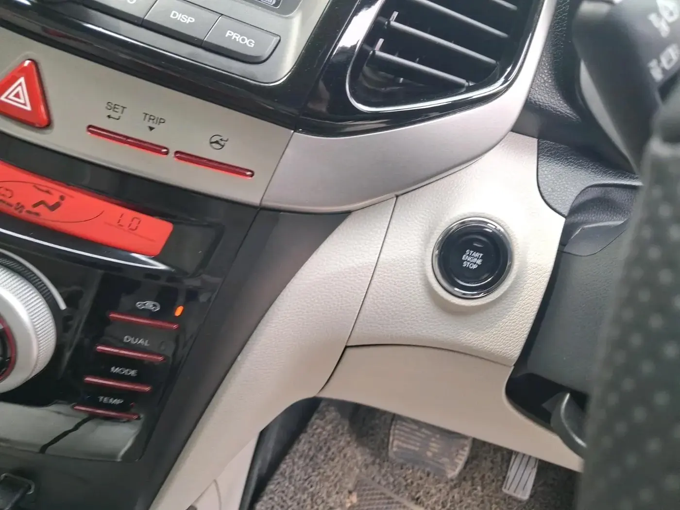 2023 Mahindra XUV300 W8 (O) 1.5 DIESEL AMT, Diesel, Automatic, 33,277 km, interior