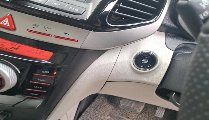 2023 Mahindra XUV300 W8 (O) 1.5 DIESEL AMT, Diesel, Automatic, 33,277 km, interior