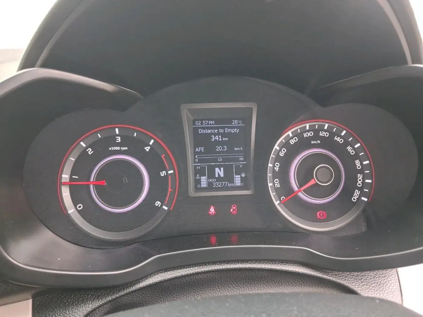 2023 Mahindra XUV300 W8 (O) 1.5 DIESEL AMT, Diesel, Automatic, 33,277 km, interior