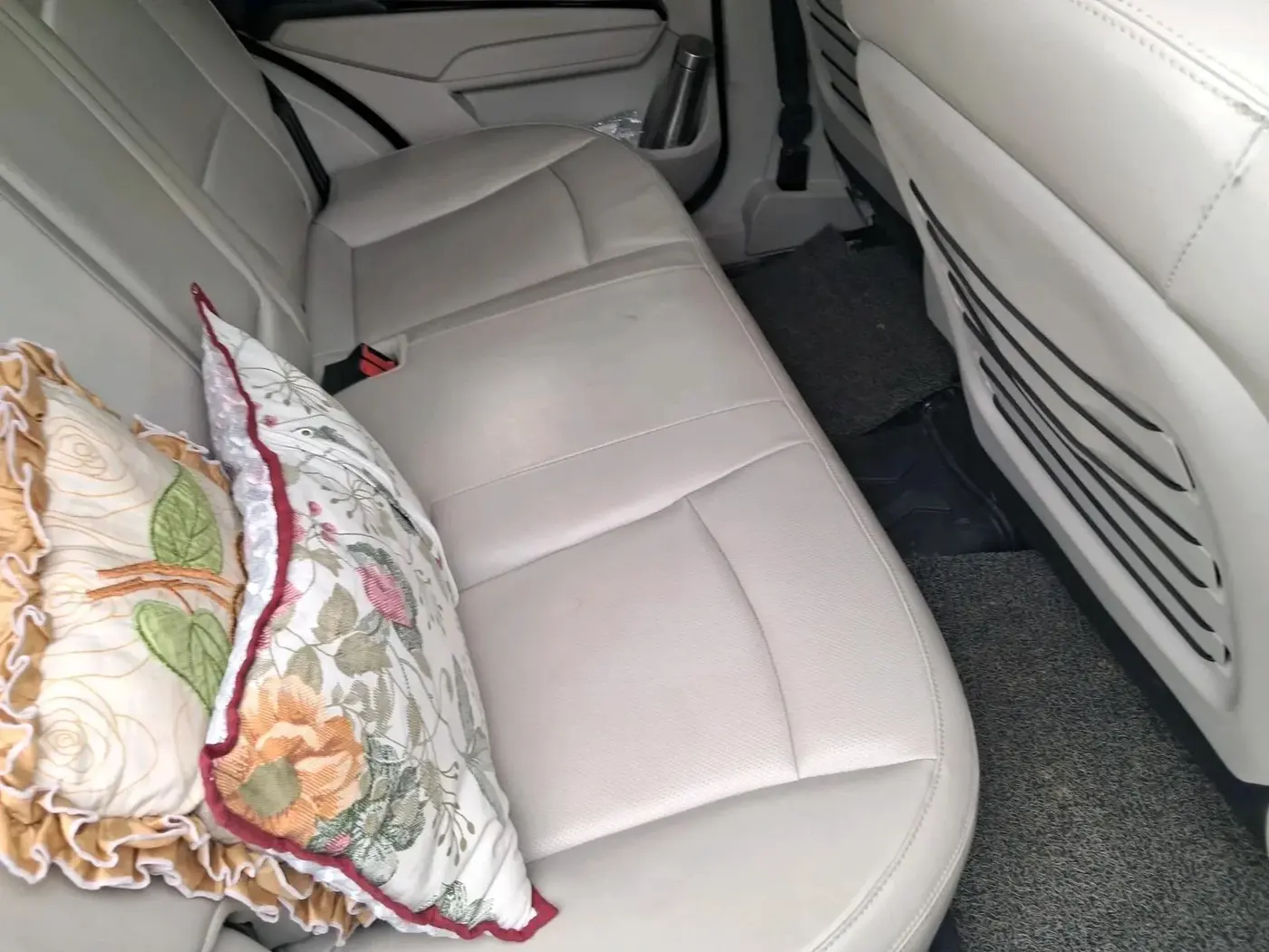 2023 Mahindra XUV300 W8 (O) 1.5 DIESEL AMT, Diesel, Automatic, 33,277 km, interior