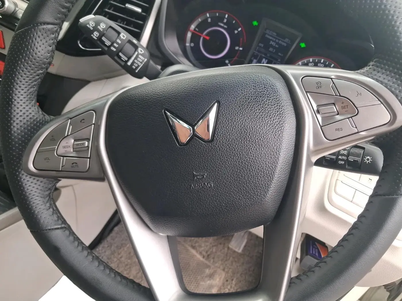 2023 Mahindra XUV300 W8 (O) 1.5 DIESEL AMT, Diesel, Automatic, 33,277 km, interior