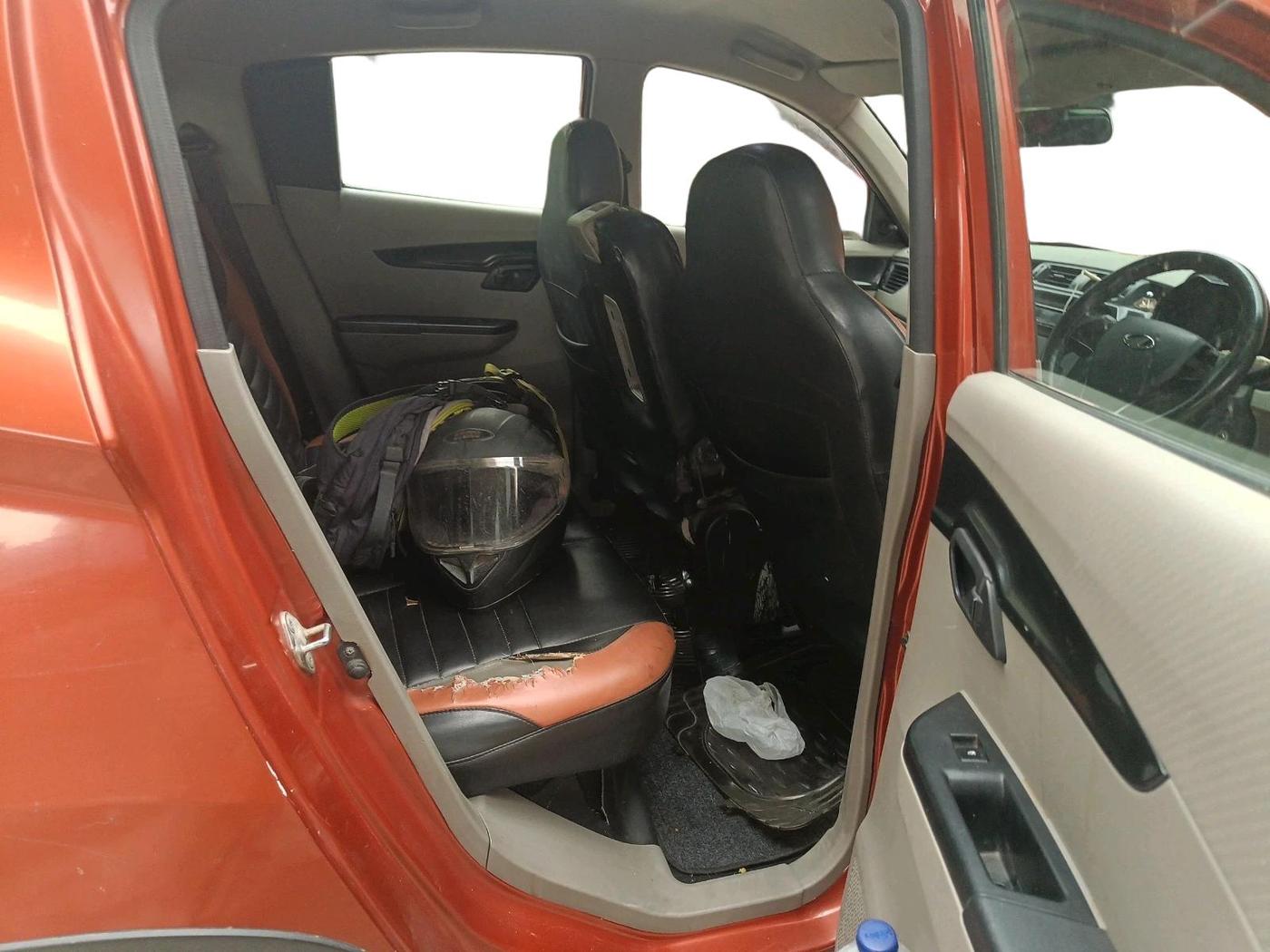 2017 Mahindra Kuv100 K4 D 6 STR, Diesel, Manual, 78,292 km, interior