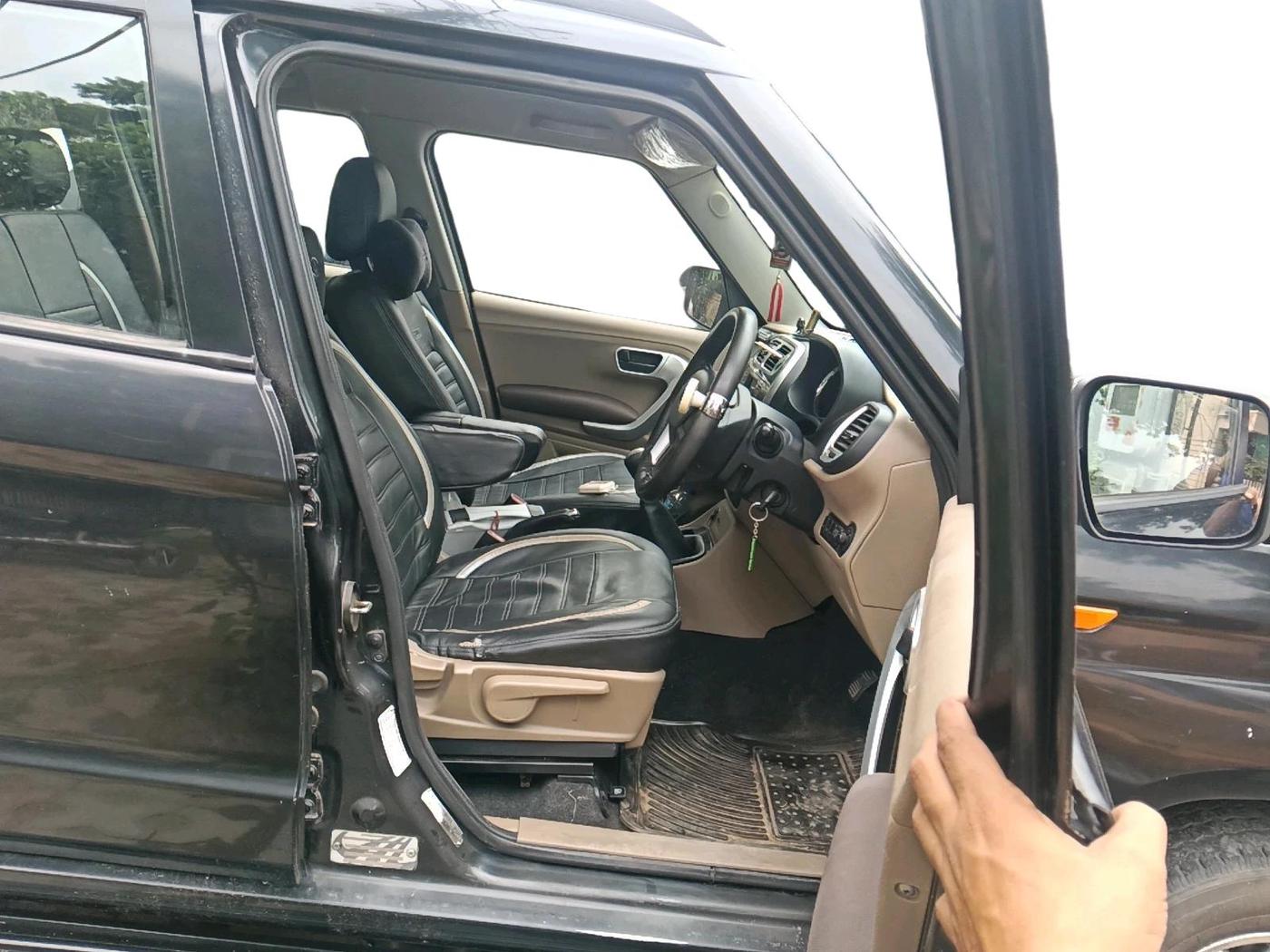 2017 Mahindra TUV300 T8, Diesel, Manual, 1,18,109 km, interior