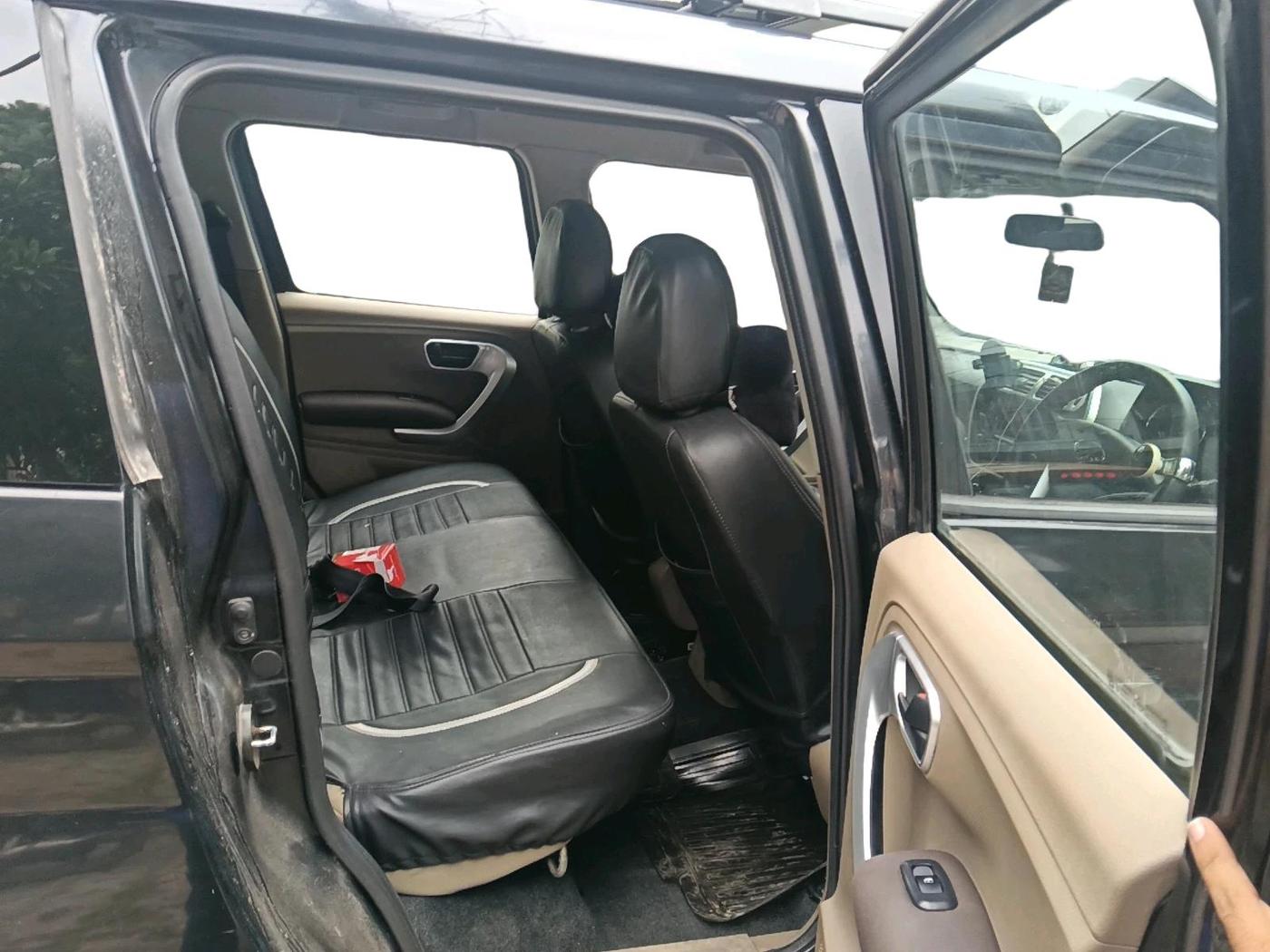 2017 Mahindra TUV300 T8, Diesel, Manual, 1,18,109 km, interior