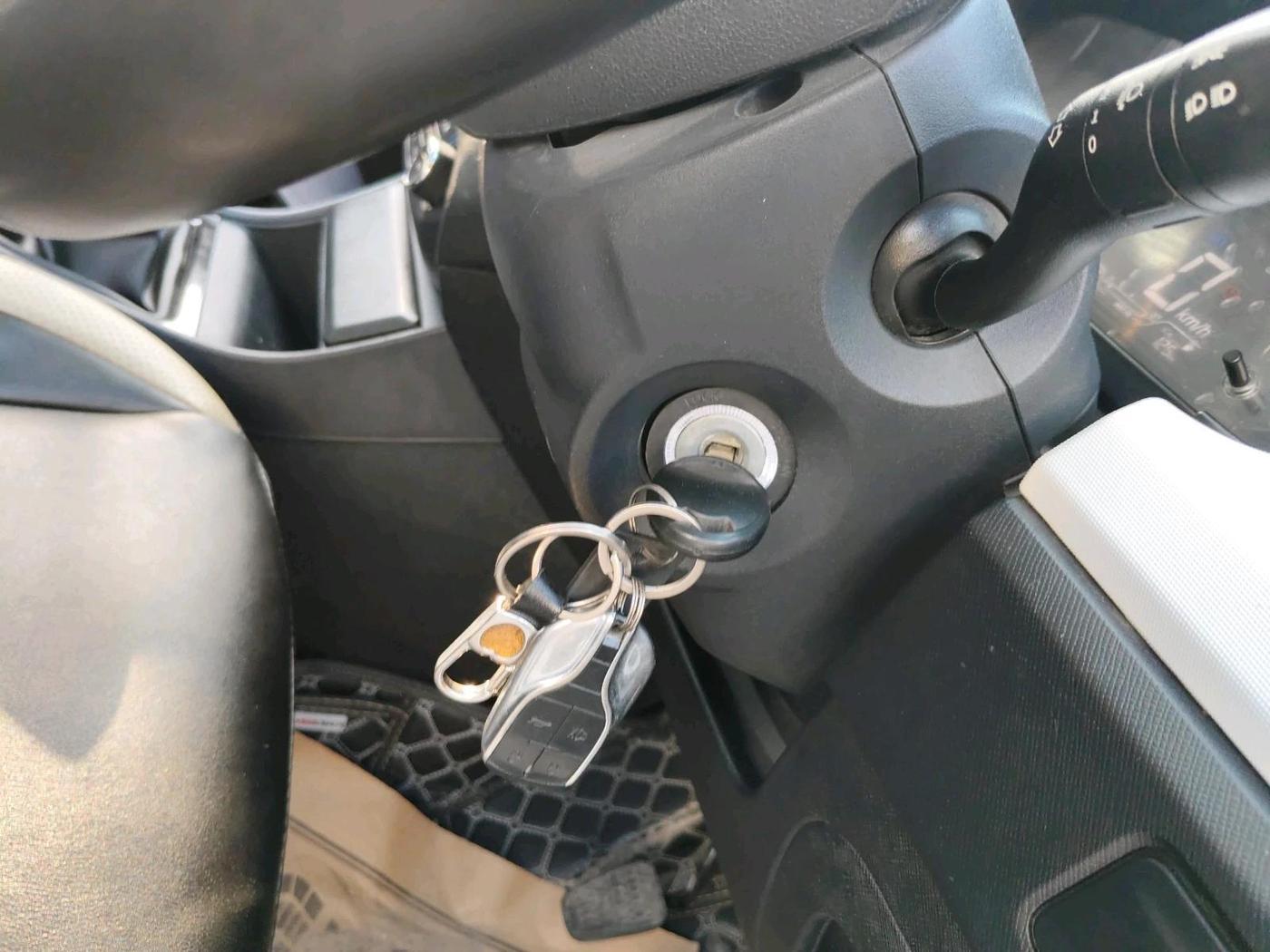 2025 Tata PUNCH PURE MT, Petrol, Manual, 22,230 km, interior