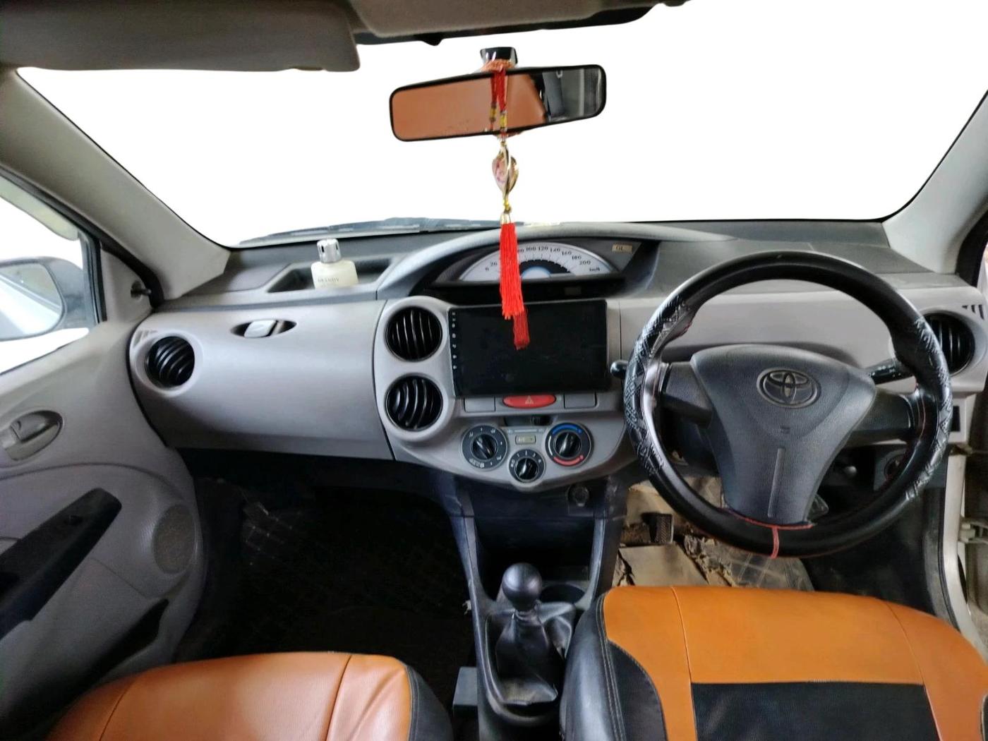 2011 Toyota Etios Liva G, Petrol, Manual, 1,77,992 km, interior