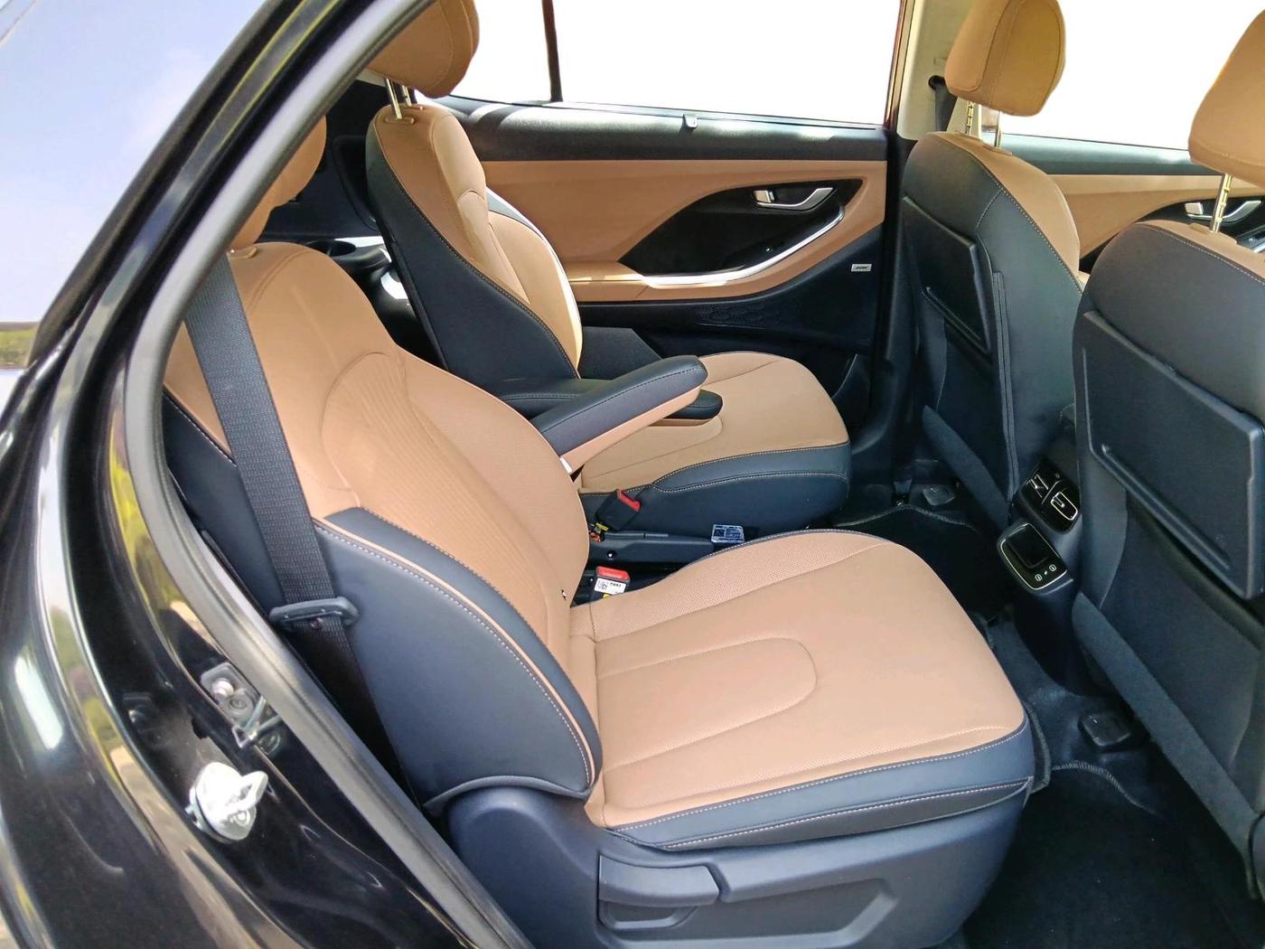 2024 Hyundai ALCAZAR Platinum 6 STR 1.5 Turbo GDi Petrol DCT, Petrol, Automatic, 5,434 km, interior