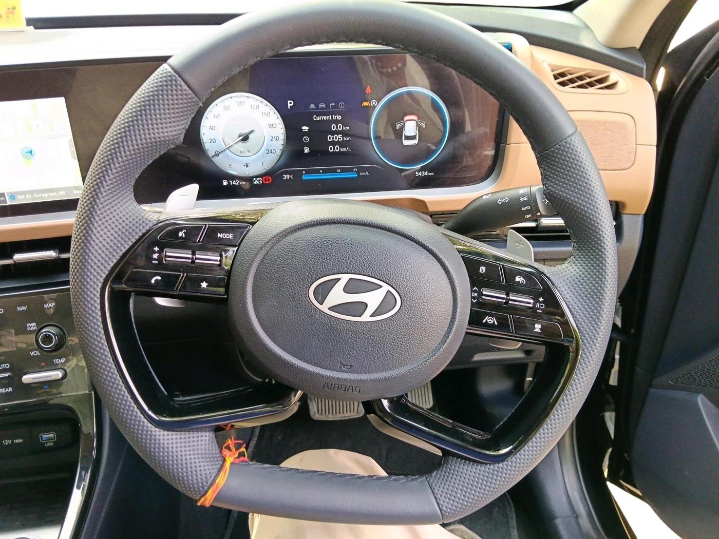 2024 Hyundai ALCAZAR Platinum 6 STR 1.5 Turbo GDi Petrol DCT, Petrol, Automatic, 5,434 km, interior