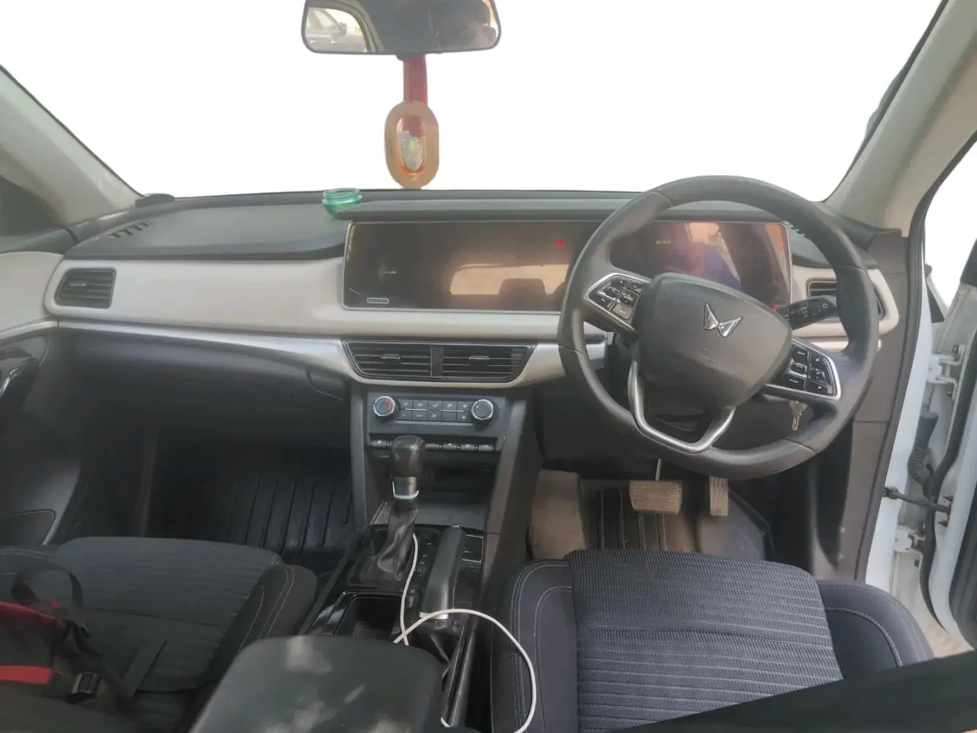 2022 Mahindra XUV700 AX 5 D AT 5 STR, Diesel, Automatic, 60,579 km, interior