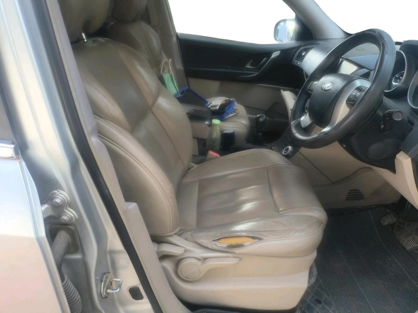 2017 Mahindra XUV500 W4, Diesel, Manual, 1,79,115 km, interior
