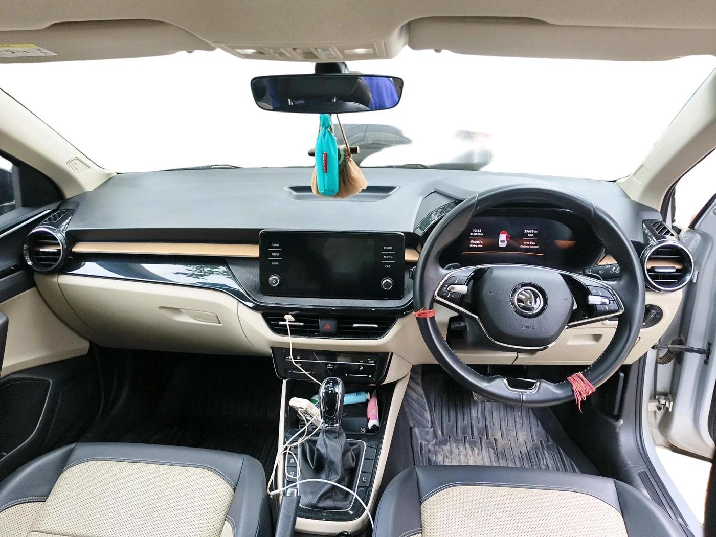 2023 Skoda SLAVIA Style 1.5 TSI DSG Dual Tone, Petrol, Automatic, 25,637 km, interior