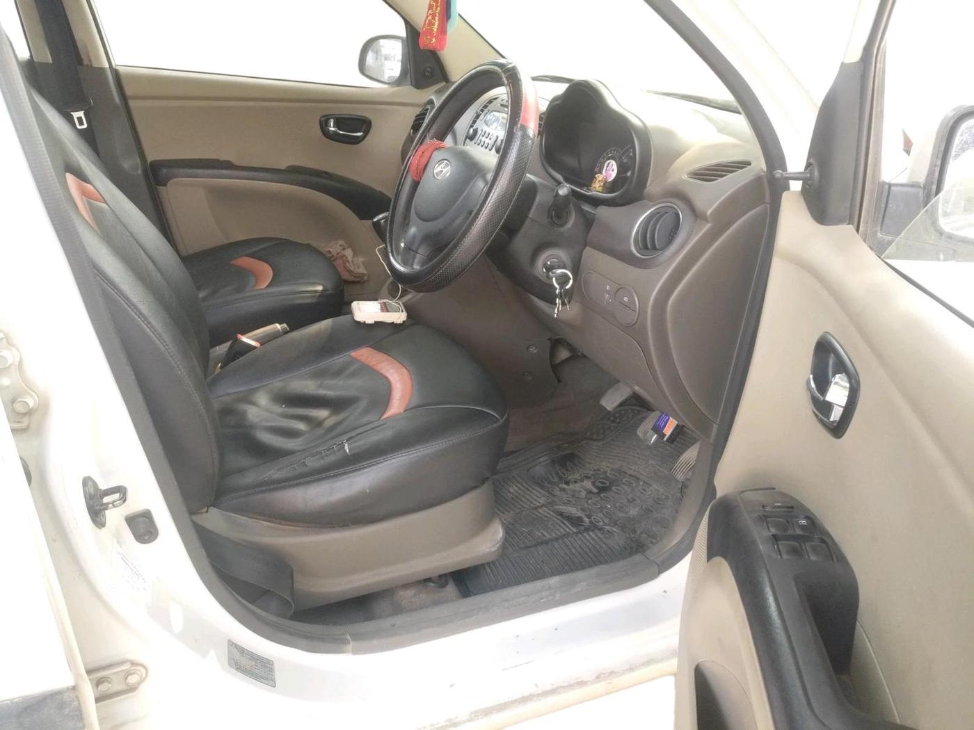 2015 Hyundai i10 SPORTZ 1.1, Petrol, Manual, 2,07,000 km, interior