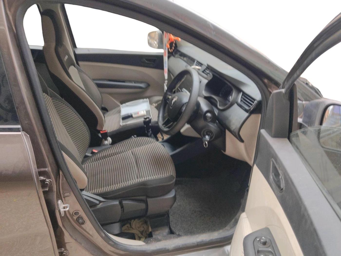 2022 Renault TRIBER RXT, Petrol, Manual, 35,949 km, interior