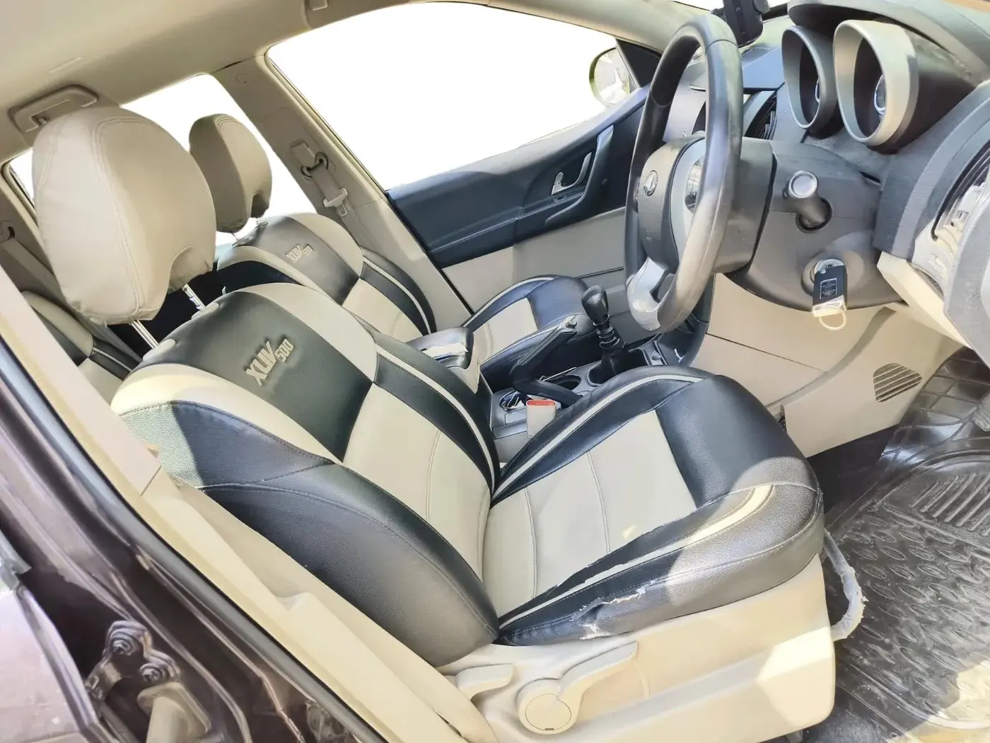 2016 Mahindra XUV500 W10 1.99, Diesel, Manual, 93,966 km, interior