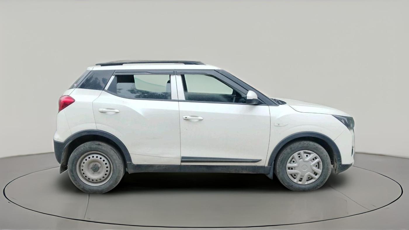 2023 Mahindra XUV300 W4 1.2 PETROL, Petrol, Manual, 42,344 km, exterior