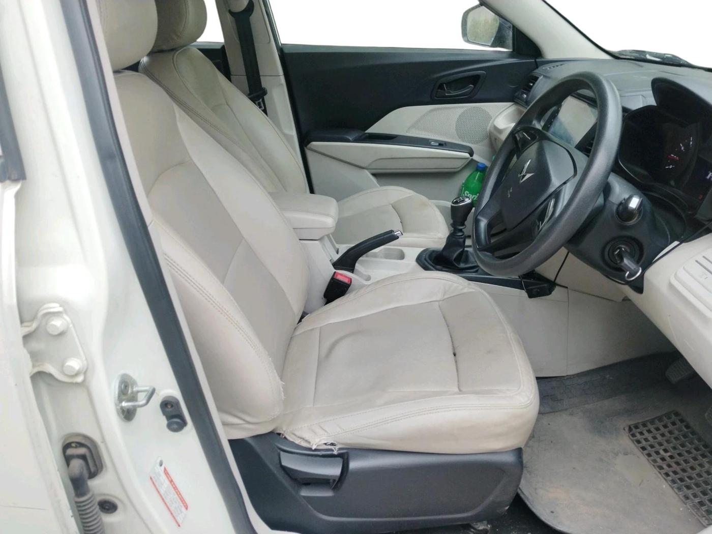 2023 Mahindra XUV300 W4 1.2 PETROL, Petrol, Manual, 42,344 km, interior