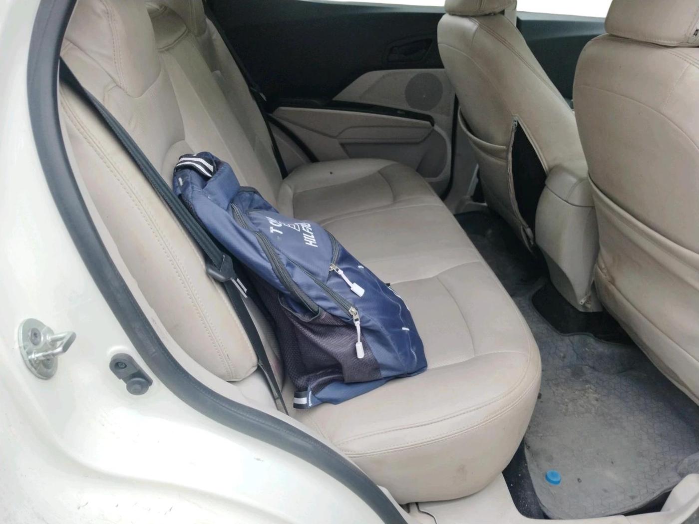 2023 Mahindra XUV300 W4 1.2 PETROL, Petrol, Manual, 42,344 km, interior