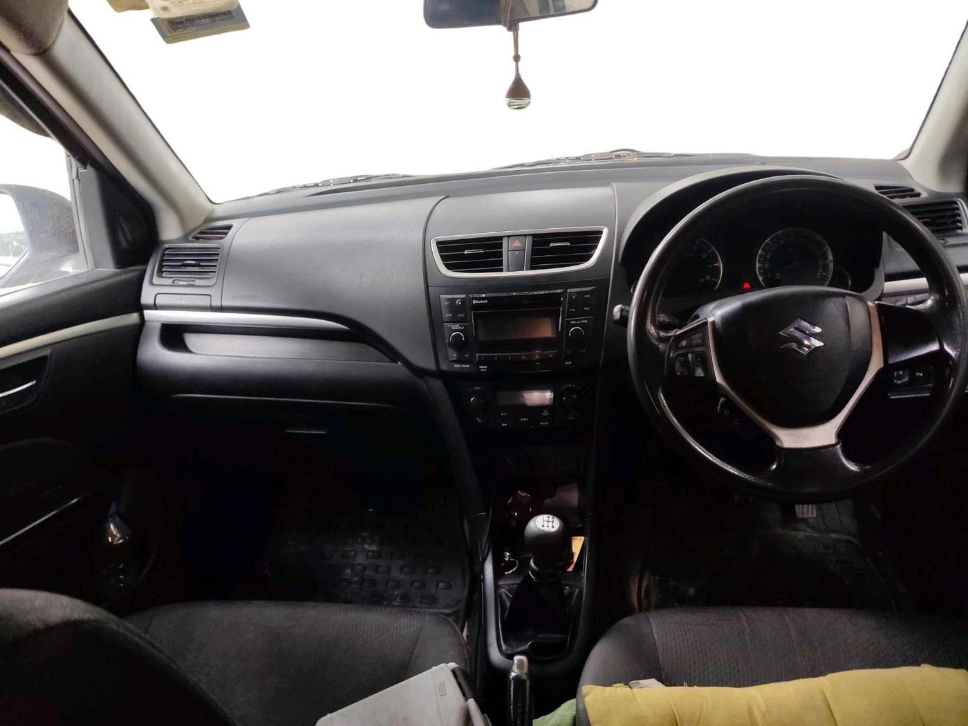 2014 Maruti Swift ZXI, CNG, Manual, 1,02,379 km, interior